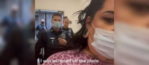 La mujer rapera Fat Trophy Wife, siendo escoltada por la polic&iacute;a a la salida del avi&oacute;n. (Tik Tok/ @fattrophywife)