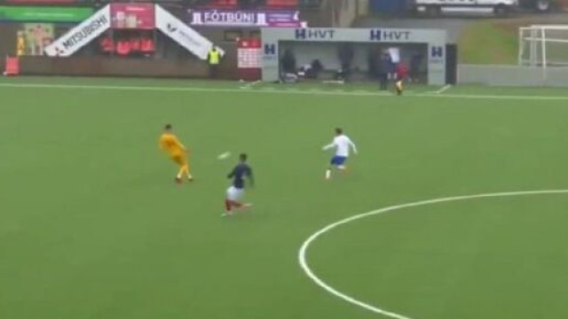 La maladresse d'Illan Meslier qui donne un but cadeau aux &Icirc;les F&eacute;ro&eacute; (capture YouTube)