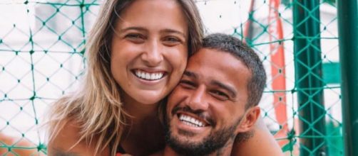 Tati Dias e jogador J&uacute;nior Saldanha anunciam gravidez (Reprodu&ccedil;&atilde;o/Instagram/@jrsaldanhaftv)