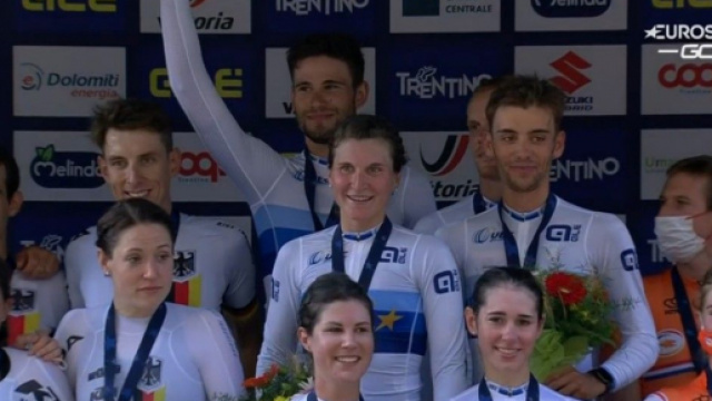 Gli azzurri sul podio della staffetta mista dei Campionati Europei di ciclismo.