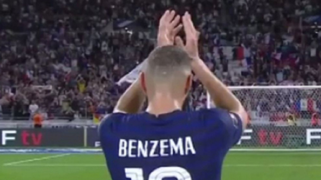Karim Benzema saluant le public de Lyon (capture TF1)