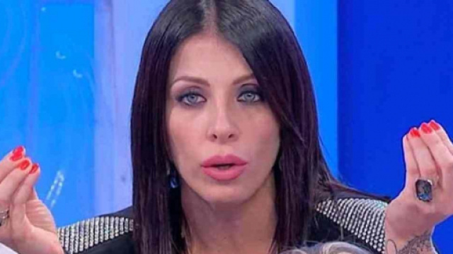 Uomini e Donne, l'ex dama Valentina critica: 'Zero dinamiche, manca spontaneit&agrave;'.