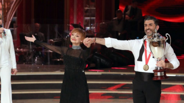 Ballando con le Stelle, il ballerino Simone Di Pasquale dice addio: 'Non mi sento pi&ugrave; a mio agio'.