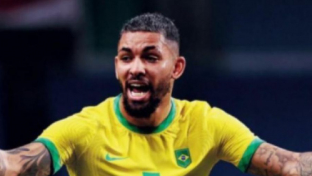 Douglas Luiz, centrocampista dell'Aston Villa.