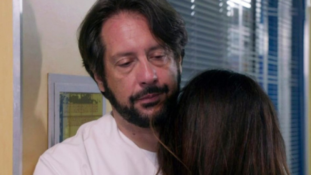 Un posto al sole, l'infermiere Mauro Buonocore (Giampiero Mancini) abbraccia Adele (Sara Ricci).