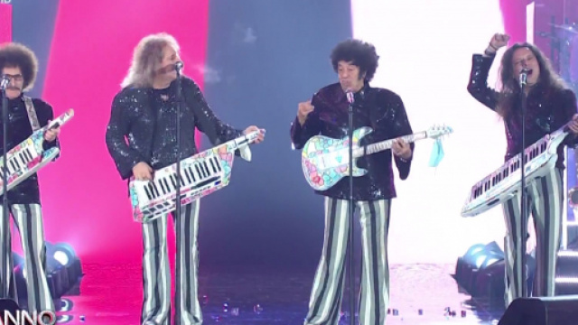 Cugini di Campagna imitano i Maneskin al concerto di Capodanno