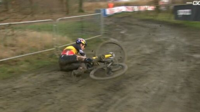 La caduta di Wout Van Aert nella gara di ciclocross di Baal.
