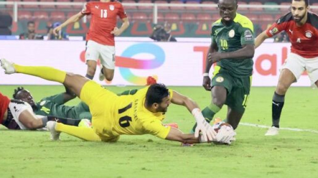 Mohamed Gabasky face &agrave; Sadio Man&eacute; en finale de la CAN 2022. Capture &eacute;cran.