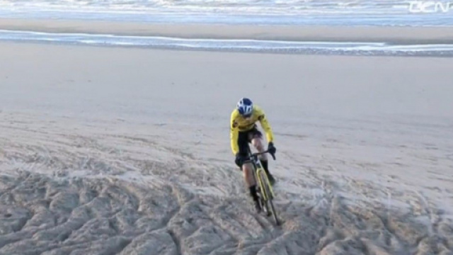 Wout Van Aert impegnato nel Campione del Belgio di ciclocross.