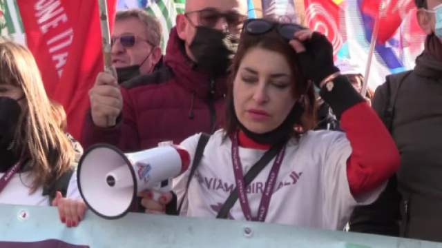 Duecento lavoratori hanno sfilato in corteo dal Colosseo a piazza Santi Apostoli: "Il lavoro &eacute; un diritto"