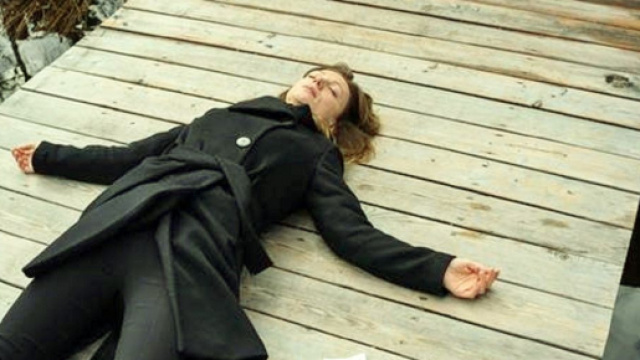 Tempesta d'amore puntate tedesche: Ariane ruba dei sonniferi e scrive il suo testamento.