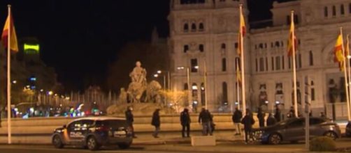 Un hombre borracho se col&oacute; en la fuente de Cibeles (Captura de Telemadrid)