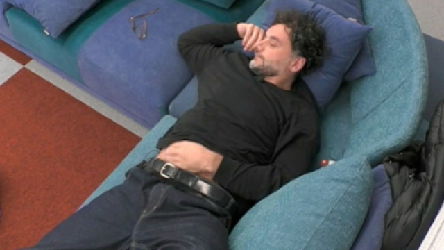 GF Vip, Bar&ugrave; sbotta nella casa.