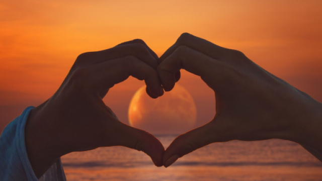 L'oroscopo del giorno 17 gennaio: Luna piena in Cancro, follie per Scorpione (2^ parte).