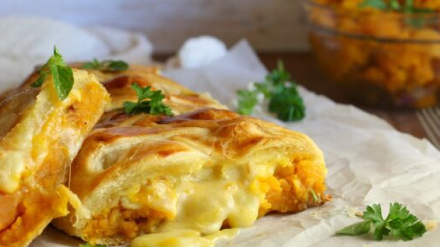 Mini strudel alla zucca rossa e tomino.