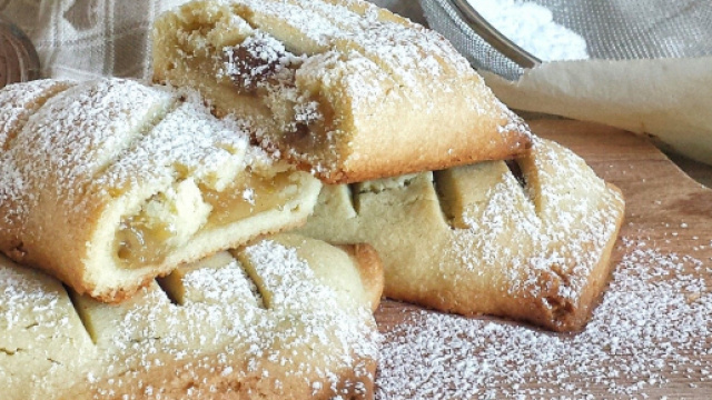 Mele in gabbia, deliziosi fagotti di mela e pasta frolla.