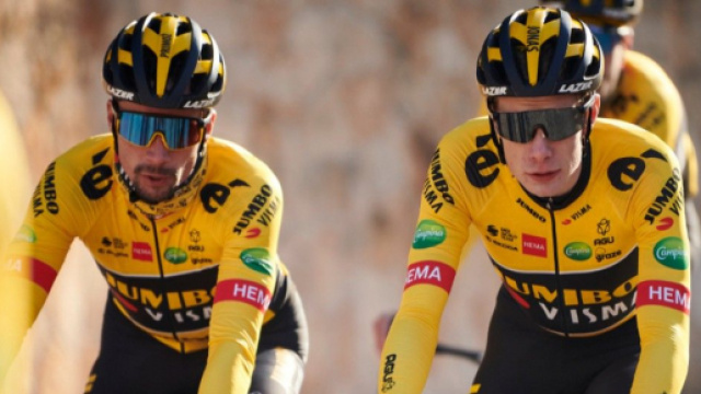 Ciclismo, la Jumbo Visma in allenamento ad Alicante.