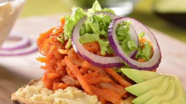 Tinga di carote con pure' di mandorle.