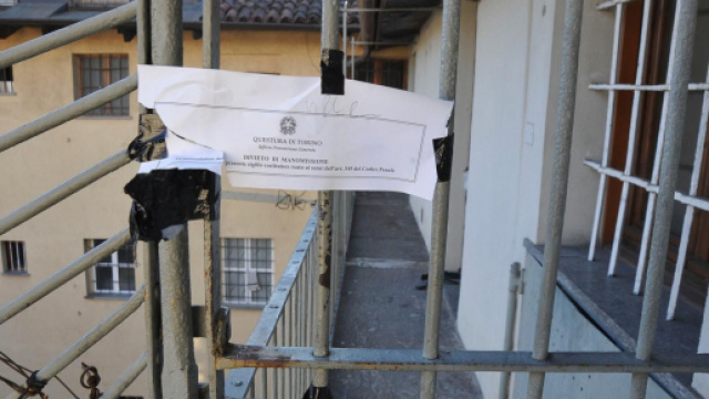 Bimba morta a Torino, il patrigno al gip: 'Un tragico gioco, mi &egrave; scivolata dalle mani'