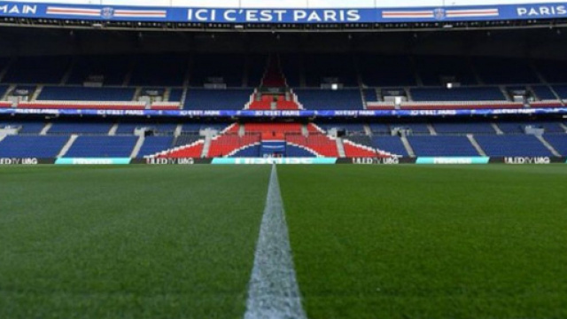 Le PSG r&eacute;&eacute;dite des anciens maillots, les fans adorent (capture YouTube)