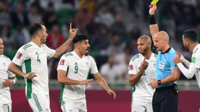 Les joueurs Alg&eacute;riens et l'arbitre - Source : capture d'&eacute;cran, Youtube