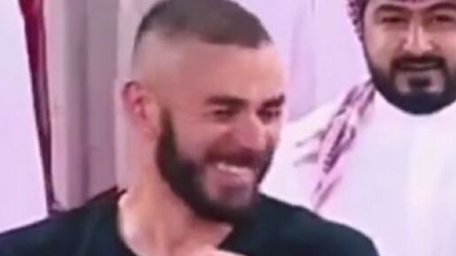 Benzema ne comprend rien &agrave; un chant arabe et part en fou rire - Source : capture d'&eacute;cran, Youtube