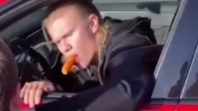 Erling Haaland signe des autographes en mangeant une carotte - Source : capture d'&eacute;cran, Youtube