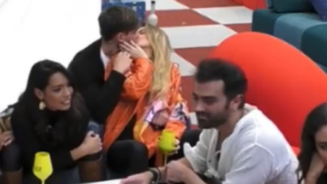 GF, Sophie e Alessandro: bacio davanti a Jessica, che si gira.