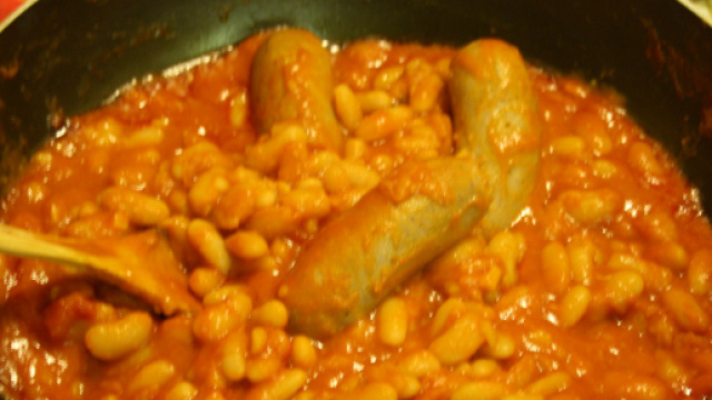 Salsicce e fagioli , un sontuoso piatto invernale.