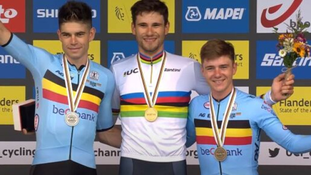 Wout Van Aert sul podio dei Mondiali di ciclismo a cronometro.