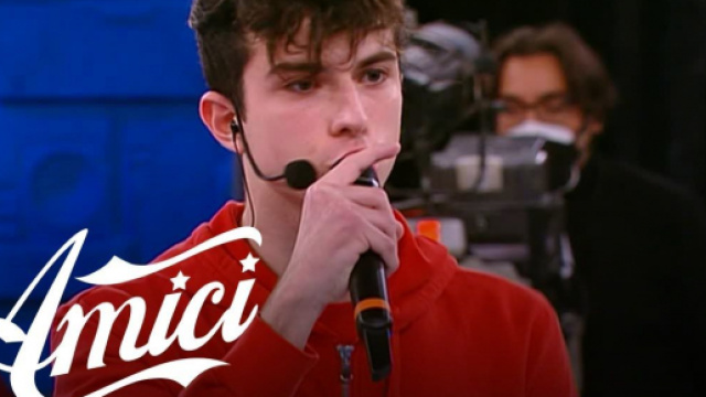 Amici 21, Crytical unico assente al party di Capodanno in casetta, fan: '&Egrave; in isolamento?'.