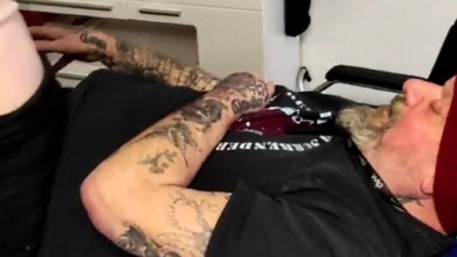 L'ex cantante degli Iron Maiden Paul Di'Anno durante una seduta di riabilitazione
