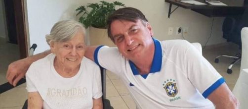 Bolsonaro ao lado da m&atilde;e, Olinda Bonturi Bolsonaro, que faleceu aos 94 anos (Reprodu&ccedil;&atilde;o/Redes sociais