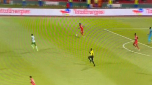 CAN 2021 : l'arbitre r&eacute;alise le sprint de sa vie. Source : Capture Twitter