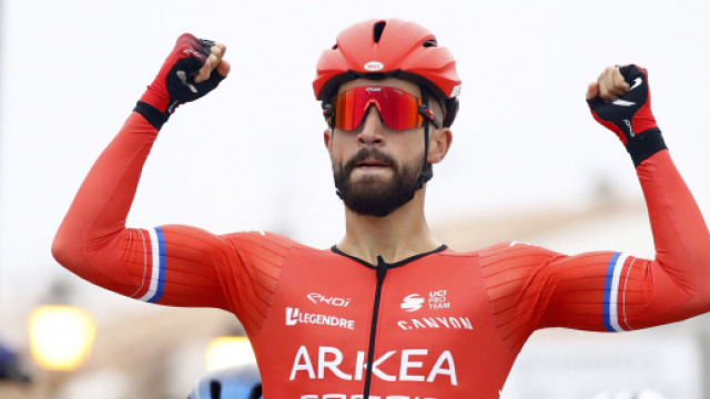 Ciclismo, incidente per Bouhanni: commozione cerebrale, ha perso i sensi dopo l'impatto.
