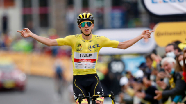 Ciclismo, sfida sul Coll de Rates tra Ayuso e Pogacar: velocit&agrave; a 23 km/h, 6.5 W per chilo.