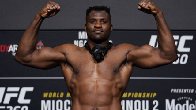 Francis Ngannou qui observe son adversaire avant le d&eacute;but du combat - Source : capture d'&eacute;cran, Twitter