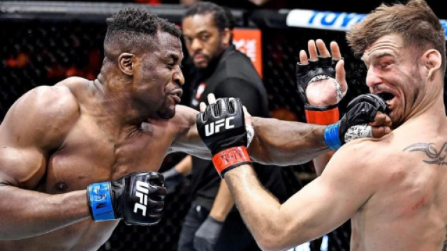 Francis Nganou &eacute;crase Ciryl Gane et conserve son titre de Champion du monde des poids lourds UFC - Source : capture d'&eacute;cran, Twitter