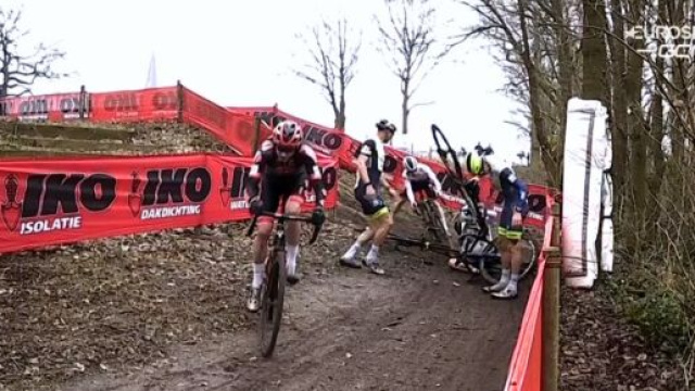 La caduta avvenuta nelle fasi centrali della gara di ciclocross di Hoogerheide.