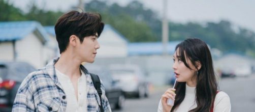 O casal principal de 'Hometown Cha-cha-cha' tem muitas diverg&ecirc;ncias e uma qu&iacute;mica ineg&aacute;vel (Divulga&ccedil;&atilde;o/Netflix)