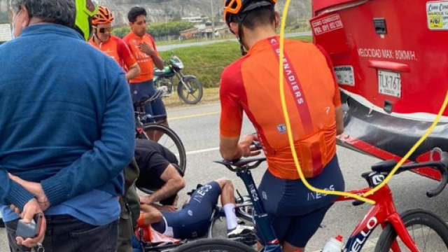 Ciclismo, incidente per Bernal: si &egrave; scontrato con un bus, si teme doppia frattura.