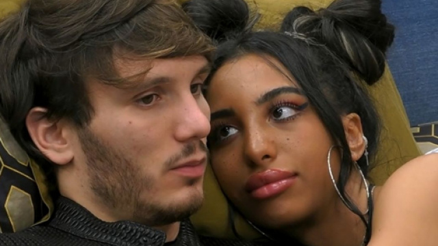 Grande Fratello Vip, Manuel abbandona la casa e saluta Lul&ugrave;: 'Ti amo davvero'.