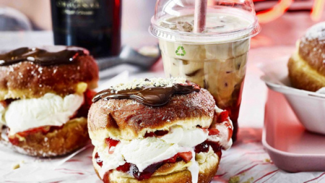 Il Donut farcito con gelato alla vaniglia, cheese cake alle fragole e top al cioccolato fondente.