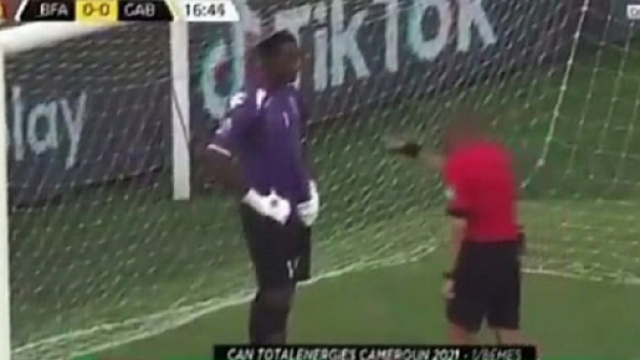 L'&eacute;change avec les micros entre l'arbitre et le gardien du Gabon fait le buzz - Source : capture d'&eacute;cran, Youtube