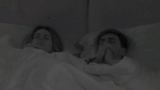 GFVip: Basciano rompe il giuramento e torna a dormire con Sophie.