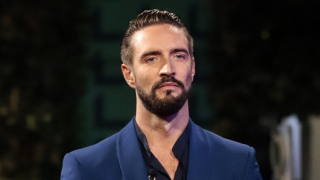 Grande Fratello Vip, Signorini si infervora con Alex Belli e lo caccia dallo studio.