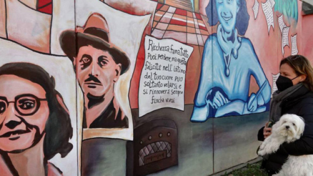 Un murale per Anna Frank sul muro della scuola primaria di Firenze che porta il suo nome.