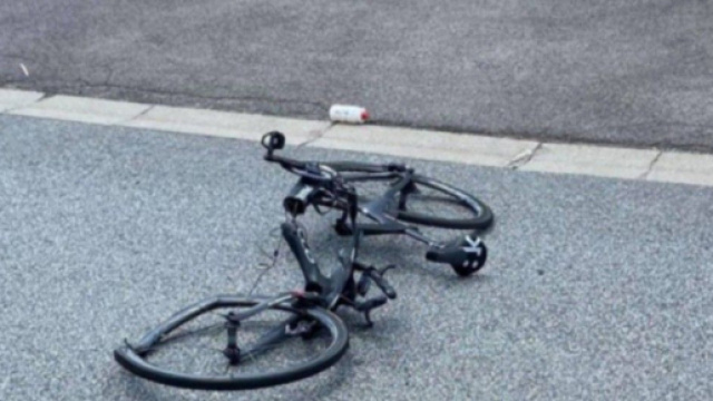 La bicicletta di Tom Pidcock distrutta dopo l'incidente dello scorso giugno.