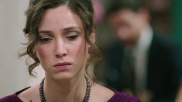 Il Paradiso delle Signore, episodio 9 febbraio: Flora vuole deporre a favore dei Guarnieri.