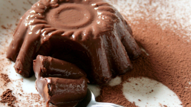 Budino al cioccolato con uva passa al rum.